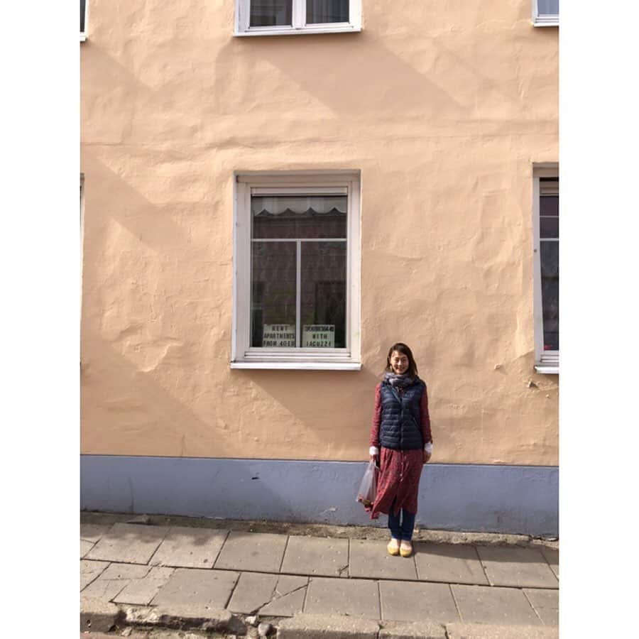 新井麻希さんのインスタグラム写真 - (新井麻希Instagram)「* まずは、リトアニア🇱🇹 首都のヴィルニュスにやってきました。リトアニアのほとんどの人がキリスト教だそうで、街の至るところに教会が。石畳の綺麗な街です。 朝晩は寒くて、10度ぐらい🥶🤧 * #balticstates  #lithuania  #vilnius」7月1日 4時20分 - makiarai58