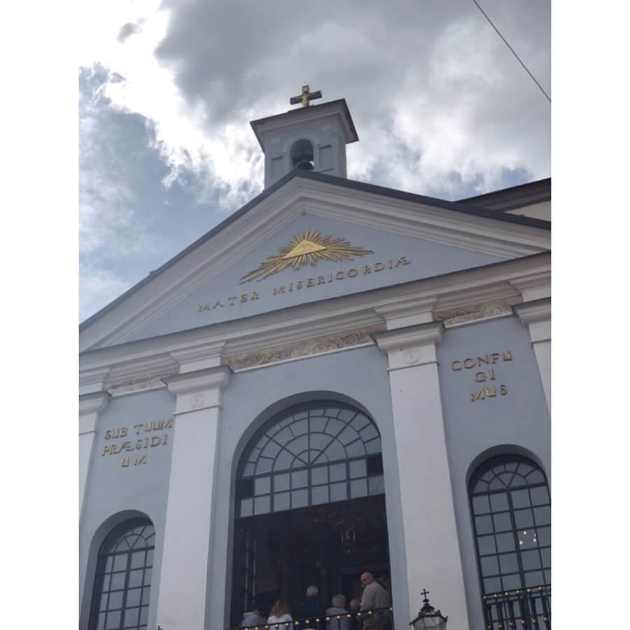 新井麻希さんのインスタグラム写真 - (新井麻希Instagram)「* まずは、リトアニア🇱🇹 首都のヴィルニュスにやってきました。リトアニアのほとんどの人がキリスト教だそうで、街の至るところに教会が。石畳の綺麗な街です。 朝晩は寒くて、10度ぐらい🥶🤧 * #balticstates  #lithuania  #vilnius」7月1日 4時20分 - makiarai58