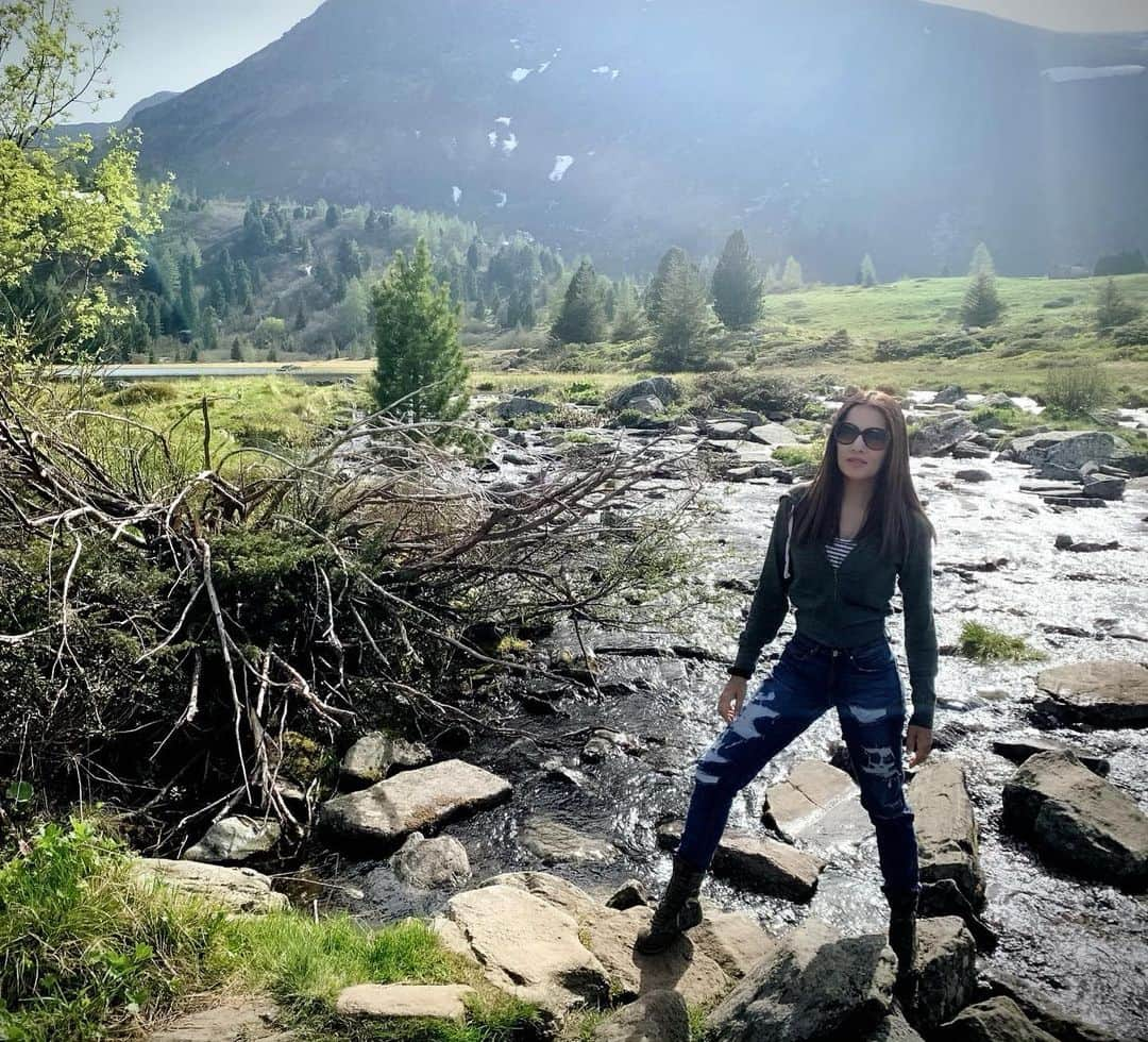 セリーナ・ジェイトリーさんのインスタグラム写真 - (セリーナ・ジェイトリーInstagram)「You flow within me even though you are outside.. should I be afraid of this love ? ... #austria #nature #austriangirl #ilovemyplanet #beautyqueen #beautyqueens4ever #initiative #indianwomen #celinajaitley #c #celina #celinajaitly #alpineliving #instagood」7月1日 4時20分 - celinajaitlyofficial