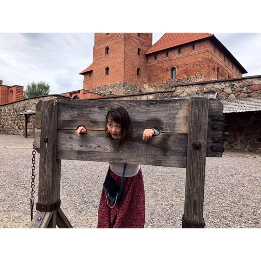 新井麻希さんのインスタグラム写真 - (新井麻希Instagram)「* 首都ヴィルニュス旧市街からトラカイという前首都の小さなお城にやってきました。ビルニュスからバスで30分、2ユーロ。このトゥクトゥクみたいのも、トラカイ駅からお城まで10分ぐらい（1.5km）で2ユーロ。え😂物価が安い。。 * #balticstates  #lithuania  #trakai」7月1日 4時22分 - makiarai58