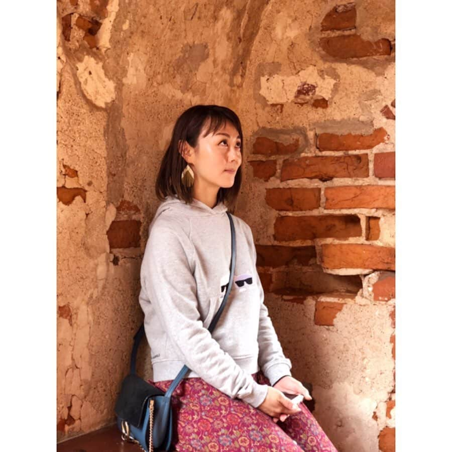 新井麻希さんのインスタグラム写真 - (新井麻希Instagram)「* 首都ヴィルニュス旧市街からトラカイという前首都の小さなお城にやってきました。ビルニュスからバスで30分、2ユーロ。このトゥクトゥクみたいのも、トラカイ駅からお城まで10分ぐらい（1.5km）で2ユーロ。え😂物価が安い。。 * #balticstates  #lithuania  #trakai」7月1日 4時22分 - makiarai58