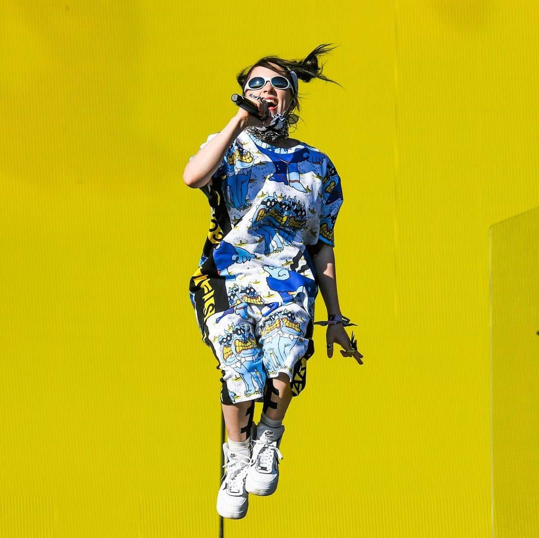 BBC Radioさんのインスタグラム写真 - (BBC RadioInstagram)「o b s e s s e d 💛💙❤️ @billieeilish blew everyone away on the Other Stage. #Glastonbury2019」7月1日 4時25分 - bbcradio1