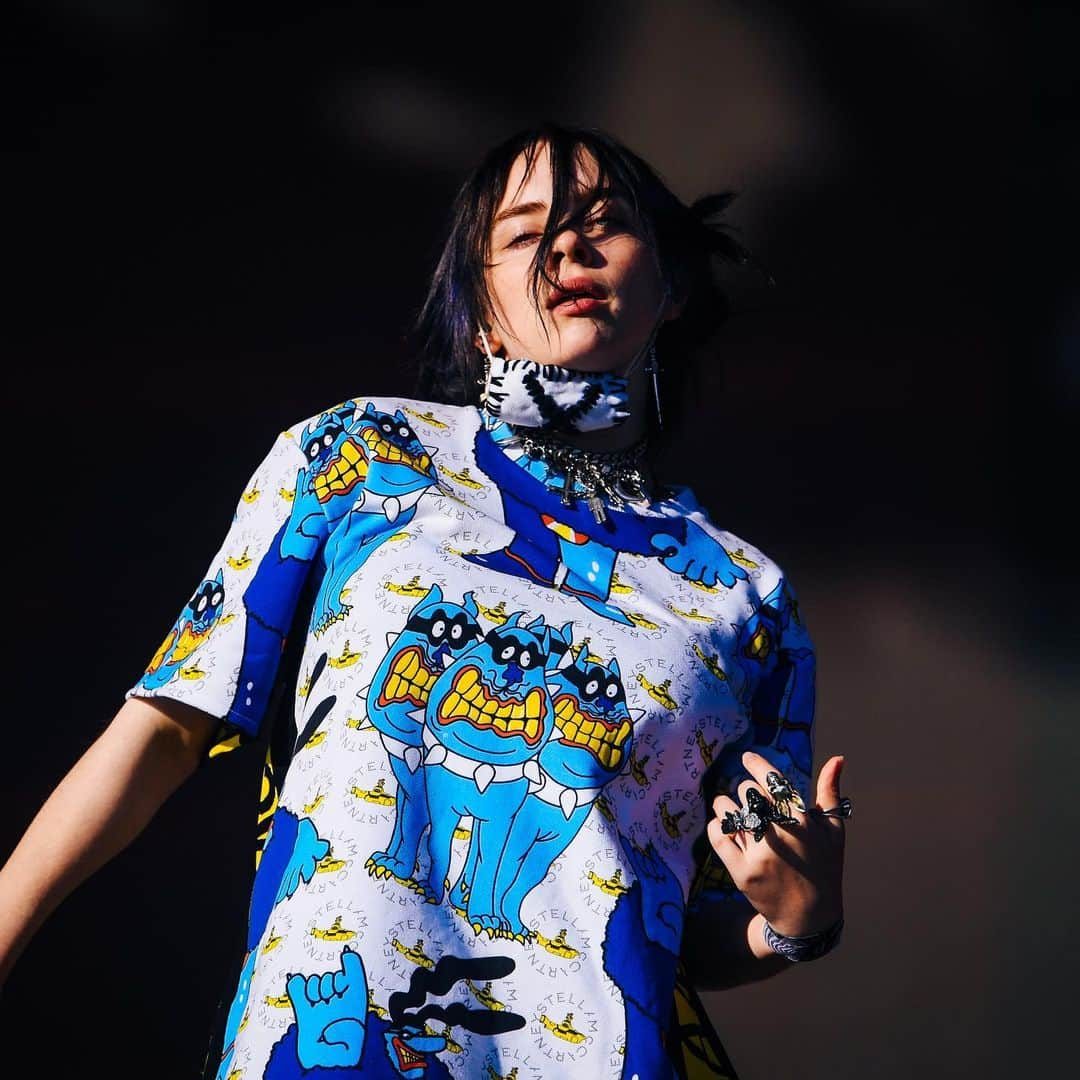 BBC Radioさんのインスタグラム写真 - (BBC RadioInstagram)「o b s e s s e d 💛💙❤️ @billieeilish blew everyone away on the Other Stage. #Glastonbury2019」7月1日 4時25分 - bbcradio1