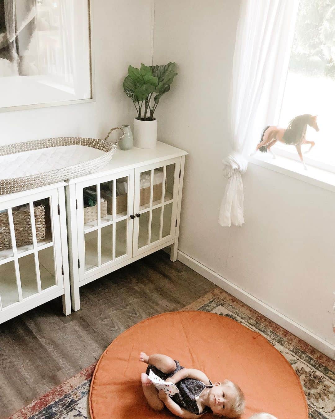 Acacia Brinleyさんのインスタグラム写真 - (Acacia BrinleyInstagram)「Girls got a room makeover! Donated over 3/4’s of their toys (idk how they kept accumulating so many) & thrifted brins new bed! Lots of decluttering and reorganizing went down! Brin has loved being able to finally navigate through her toys & just play with her favorites! So refreshing. If you’re looking for a sign to declutter your room or your kids’ ...this is it!!! 💛」7月1日 4時26分 - acaciakersey