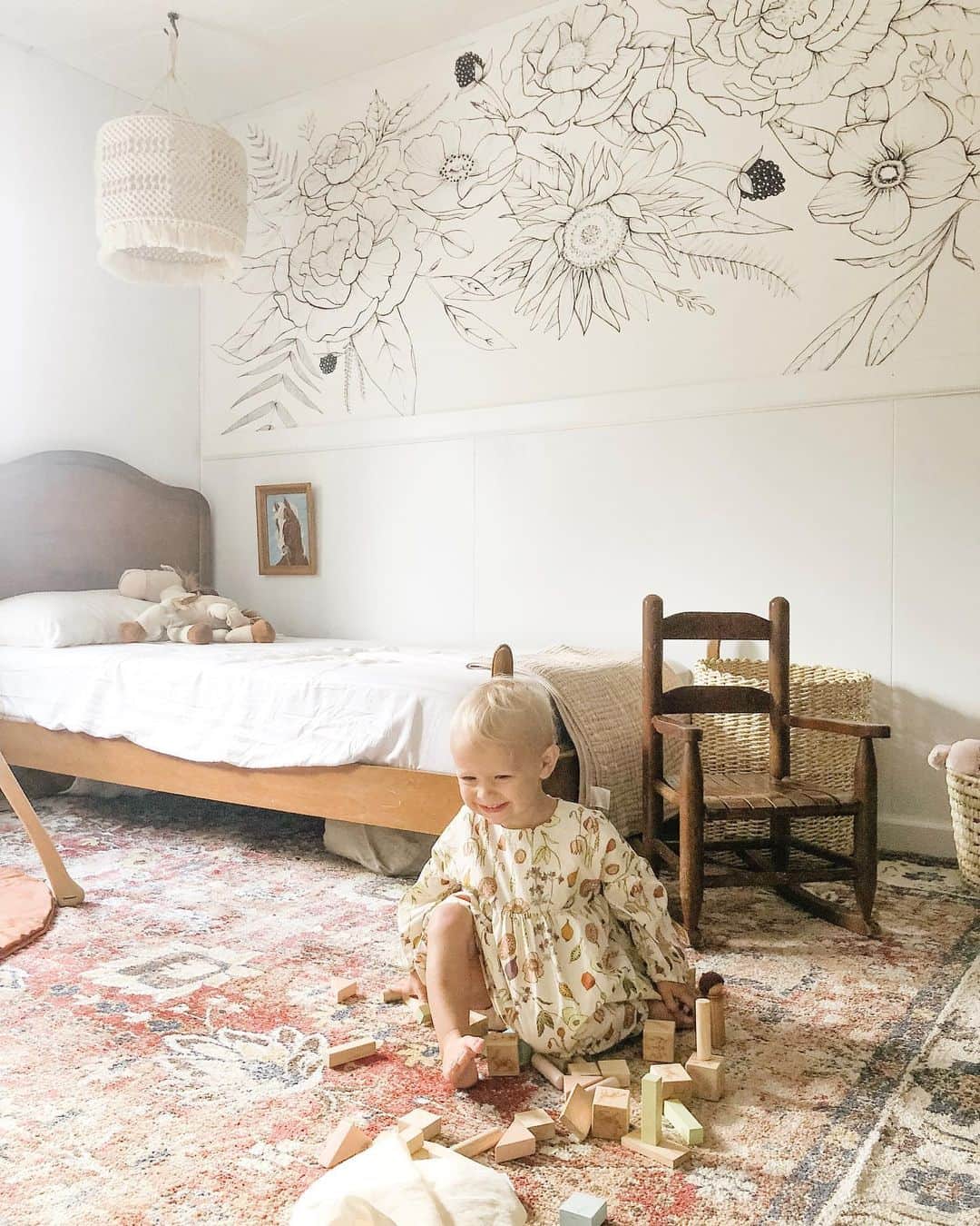 Acacia Brinleyさんのインスタグラム写真 - (Acacia BrinleyInstagram)「Girls got a room makeover! Donated over 3/4’s of their toys (idk how they kept accumulating so many) & thrifted brins new bed! Lots of decluttering and reorganizing went down! Brin has loved being able to finally navigate through her toys & just play with her favorites! So refreshing. If you’re looking for a sign to declutter your room or your kids’ ...this is it!!! 💛」7月1日 4時26分 - acaciakersey