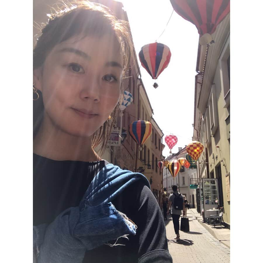 新井麻希さんのインスタグラム写真 - (新井麻希Instagram)「* リトアニア街並み編 このうなだれたキリスト像は20€もして（前回の投稿で物価が安いと言ったのですが）でも、どうしても欲しくて、一体だけ買いました☺️ * リネンと陶器、そして音楽も絵画が充実しています。リコーダー吹いてる女の子がいました。下手くそだったけど（多分あれは練習だったのだと思いたい）。至るところで聴こえてくるアコーディオンの音色はとても心地よい。 * #balticstates  #lithuania  #vilnius」7月1日 4時28分 - makiarai58