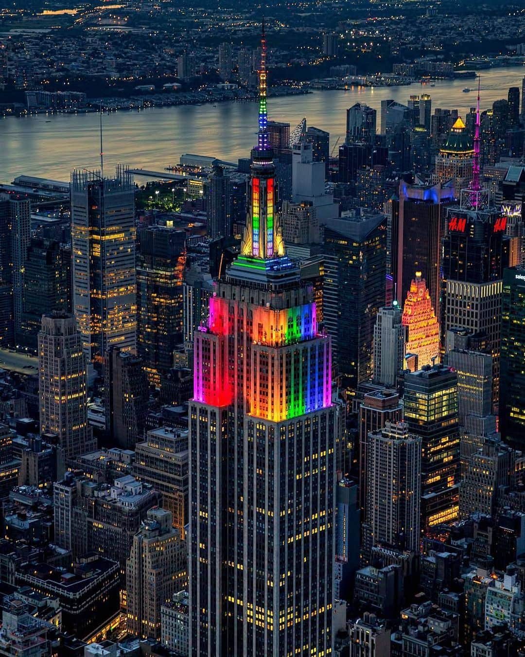 Empire State Buildingさんのインスタグラム写真 - (Empire State BuildingInstagram)「Can’t rain on our parade! 🏳️‍🌈 . In honor of #WorldPride and #Stonewall50, we’re showing off all our colors tonight with rainbow lights & hourly rainbow sparkles! 🌈 . 📸: @mattpugs #EmpireStateBuilding ✨ . . . . . . . #Loveislove #Pride #LGBTQ #Prideweek #🌈#PrideMonth #HappyPride #NYCPride #NYCProud #WorldPrideNYC #WorldPride2019 #Pride2019 #LGBTpride #ilove_newyo #newyorkcity #newyork #discovernewyorkcity #nyc #discovernyc #newyorkcitylife #newyorkinsta #newyorkinstagram #PrideNYC」7月1日 4時33分 - empirestatebldg
