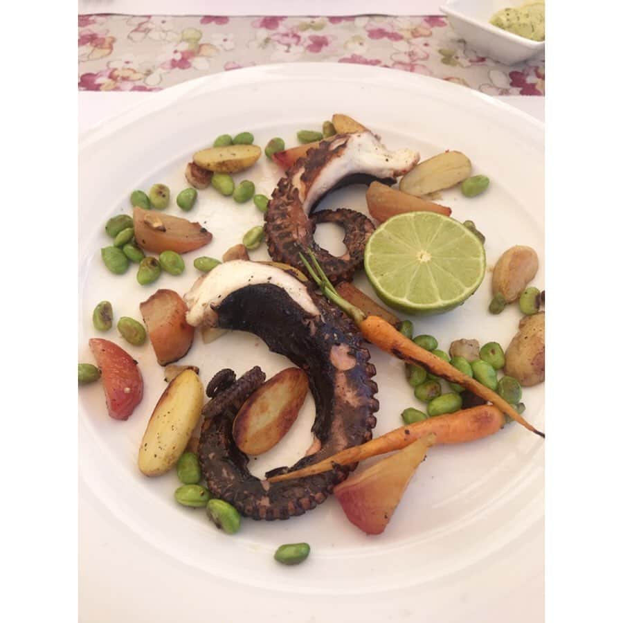 新井麻希さんのインスタグラム写真 - (新井麻希Instagram)「* リトアニア ビルニュス食べ物編 * あまり名物が分からないのですが、全体に味はそんなに濃くなく、甘みも辛みも強くないので、食べやすい気がします。ヴィルニュスは内陸なので海産物が充実しているわけではありませんが、魚料理も海老料理も、何を食べてもおいしい！そして、お酒も安い！ * 1-2ランチPanama Food Garden シチューとワッフル。料理も店も映えてた！🤣 * 3-6ディナーLa Provence フレンチ。牛のタルタル、ラムレッグ（デカすぎ）、海老（激ウマ） * 7-9ランチŽuvinė 大鮃と蛸 大鮃が柔らかくて、クリーミーなソースにキヌアが入ってて、それはそれは美味しかった！ * 10ディナーCraftsmen Pub 伝統的なジャガイモのソーセージ。まさかの、ソーセージの皮の中は全部ジャガイモ。ニョッキみたいだった！ * #balticstates  #lithuania  #vilnius」7月1日 4時36分 - makiarai58