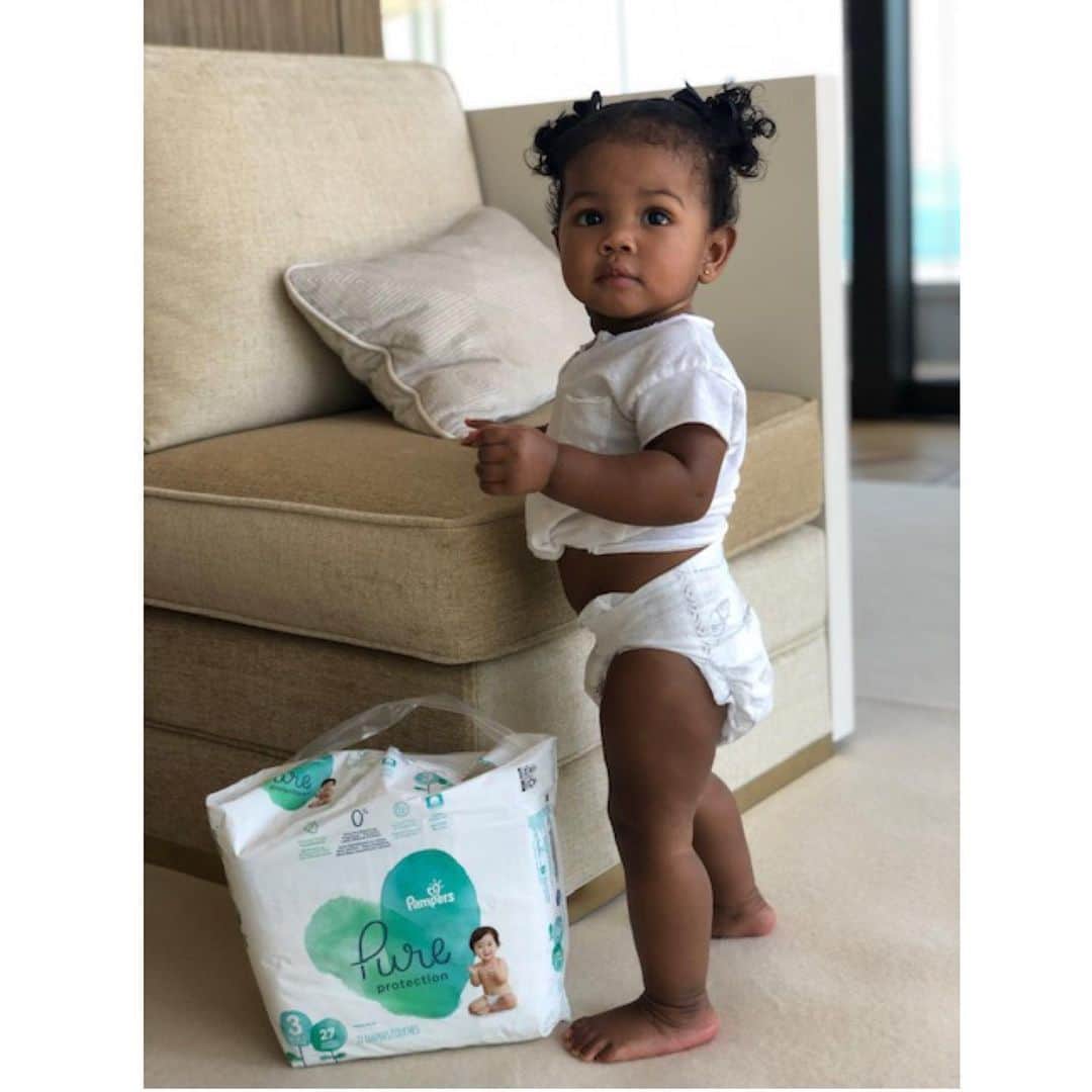 シャネル・イマンのインスタグラム：「New day, new @pamperspure print! Baby girl is sportin’ a pair of croissants and jam pampers 🥐Adorable ❤️ @caliclayshepard #pamperspurepartner」