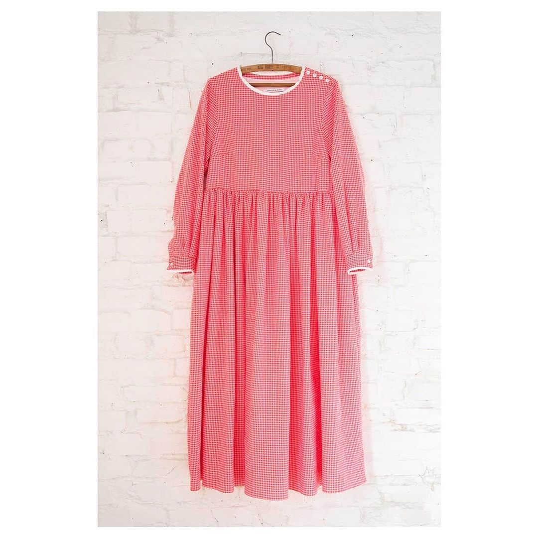キャベジズ&ローゼズのインスタグラム：「Paint the Town Red and Pink ❤ The Annabel Dress in charming cotton seersucker is oeko-tex approved and made free from harmful chemicals in the production process. 😍 With three contrasting white buttons on the shoulder, a fitted bodice and a high waist. Annabel is the perfect way to while away balmy summer days #seersucker #seersuckerdress #redandpink #oekotex #britishmade #sustainablestyle #madeinlondon #summeroutfit #slowfashionstyle #cabbagesandroses #cabbagesandrosesfashion @christina_strutt @cabbagesandroses_shop 👆Link In Bio👆」