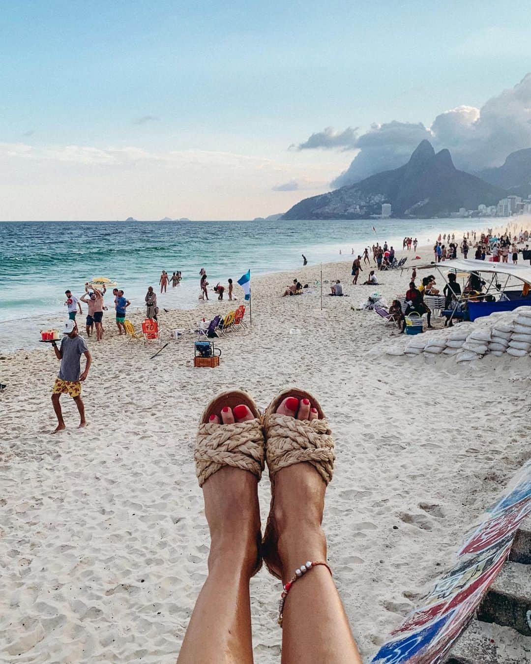 Collage Vintageさんのインスタグラム写真 - (Collage VintageInstagram)「Straw sandals & Ipanema landscape 🇧🇷🏖 #collageontheroas」7月1日 4時45分 - collagevintage