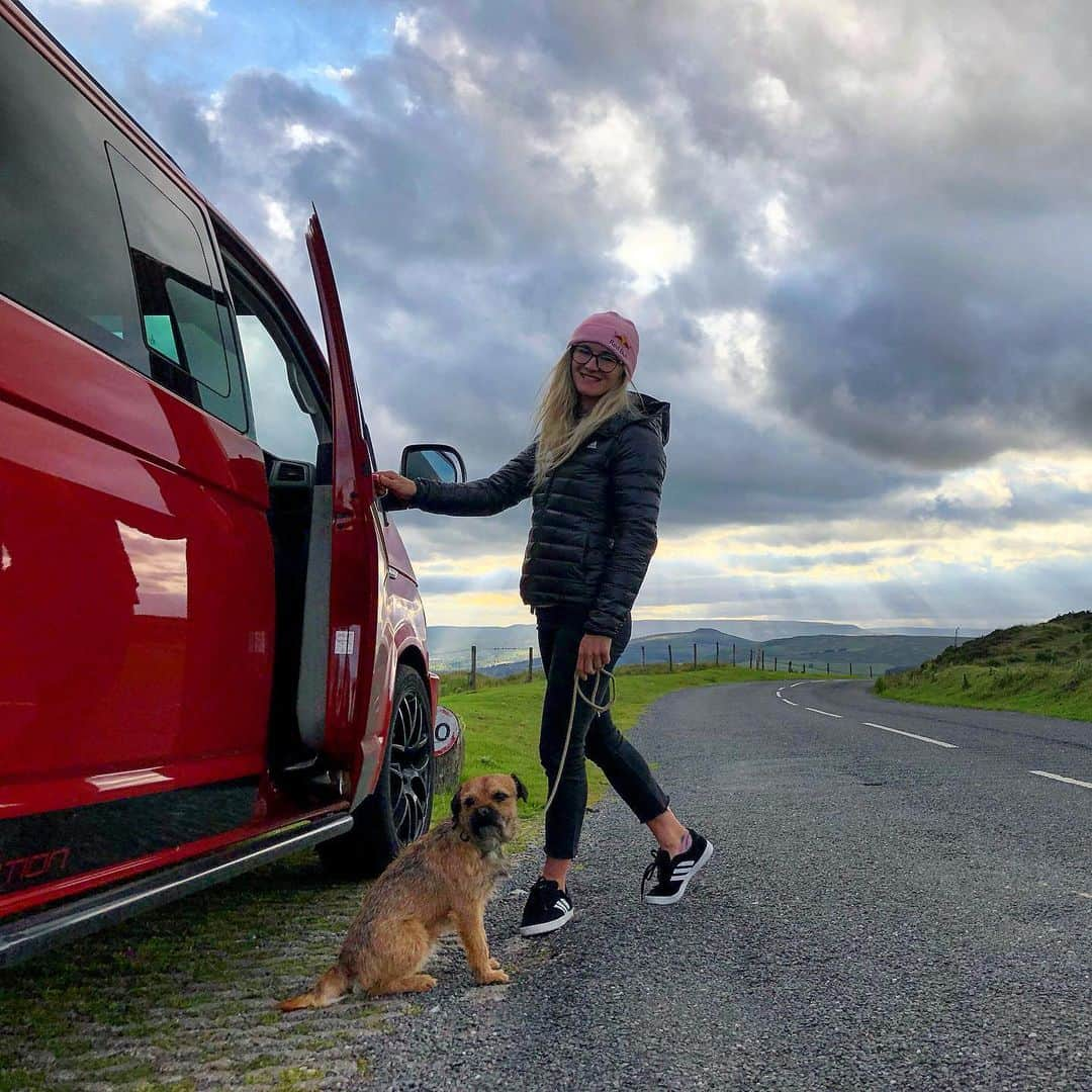 シャウナ・コックジーさんのインスタグラム写真 - (シャウナ・コックジーInstagram)「One last sunset walk in the peak with my favourites before I head off on the circuit again. Definitely gonna miss my @leightonvans & @arthurdoggle 😍 oh and @nedfee too!」7月1日 4時49分 - shaunacoxsey