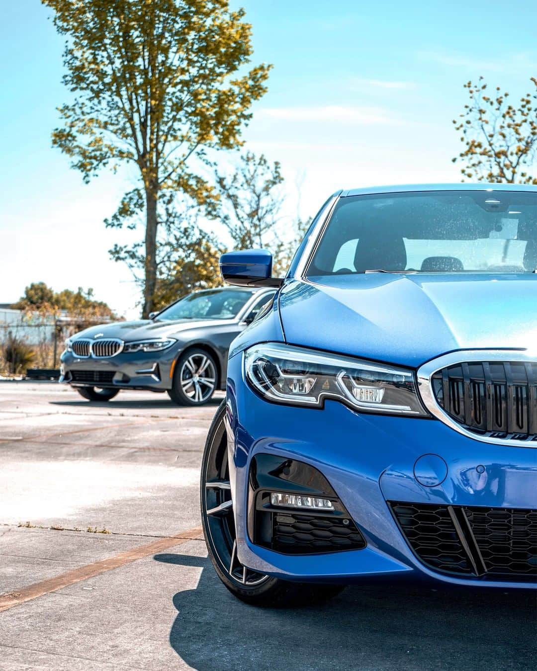BMWのインスタグラム：「A vibrant duo, fit for every journey. The BMW 3 Series Sedan. #BMWrepost @yourgeniusness #THE3 #BMW #3Series」