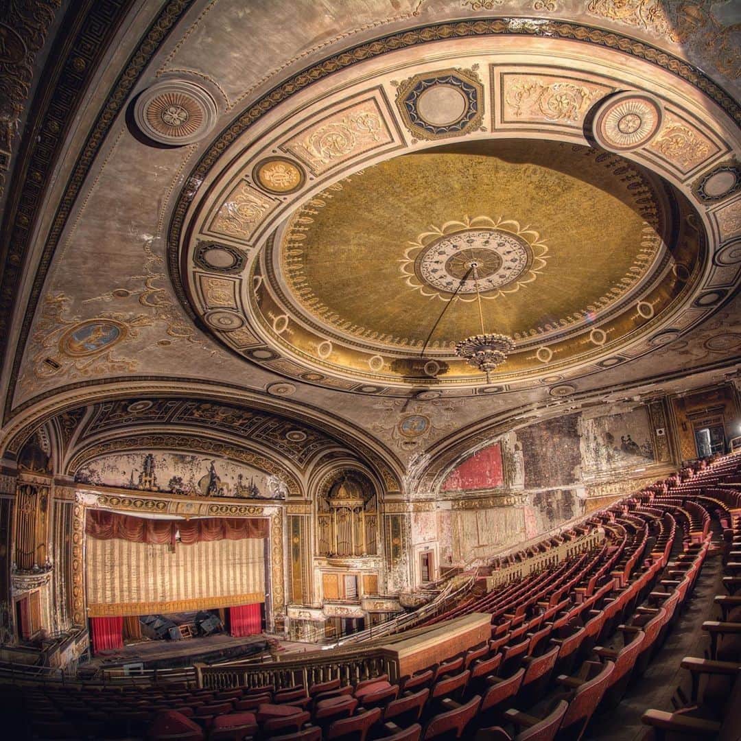 Abandoned Placesさんのインスタグラム写真 - (Abandoned PlacesInstagram)「An old decrepit theater in Rhode Island. Photography by @bando.bill . . . . . . #itsabandoned #decay #ruins #explore #urbex #UrbanExploring #history #adventure #abandonedplaces #photography #abandonedphotography #travel #forgotten #abandoned #allabandoned #gramslayers #artofvisuals #AOV #MoodyGrams #illgrammers #HeaterCentral #createcommune #AGameofTones #create #abandonednature #abandonedEurope #urbexphotography #urbandecay #exploreeverywhere #photography」7月1日 5時00分 - itsabandoned