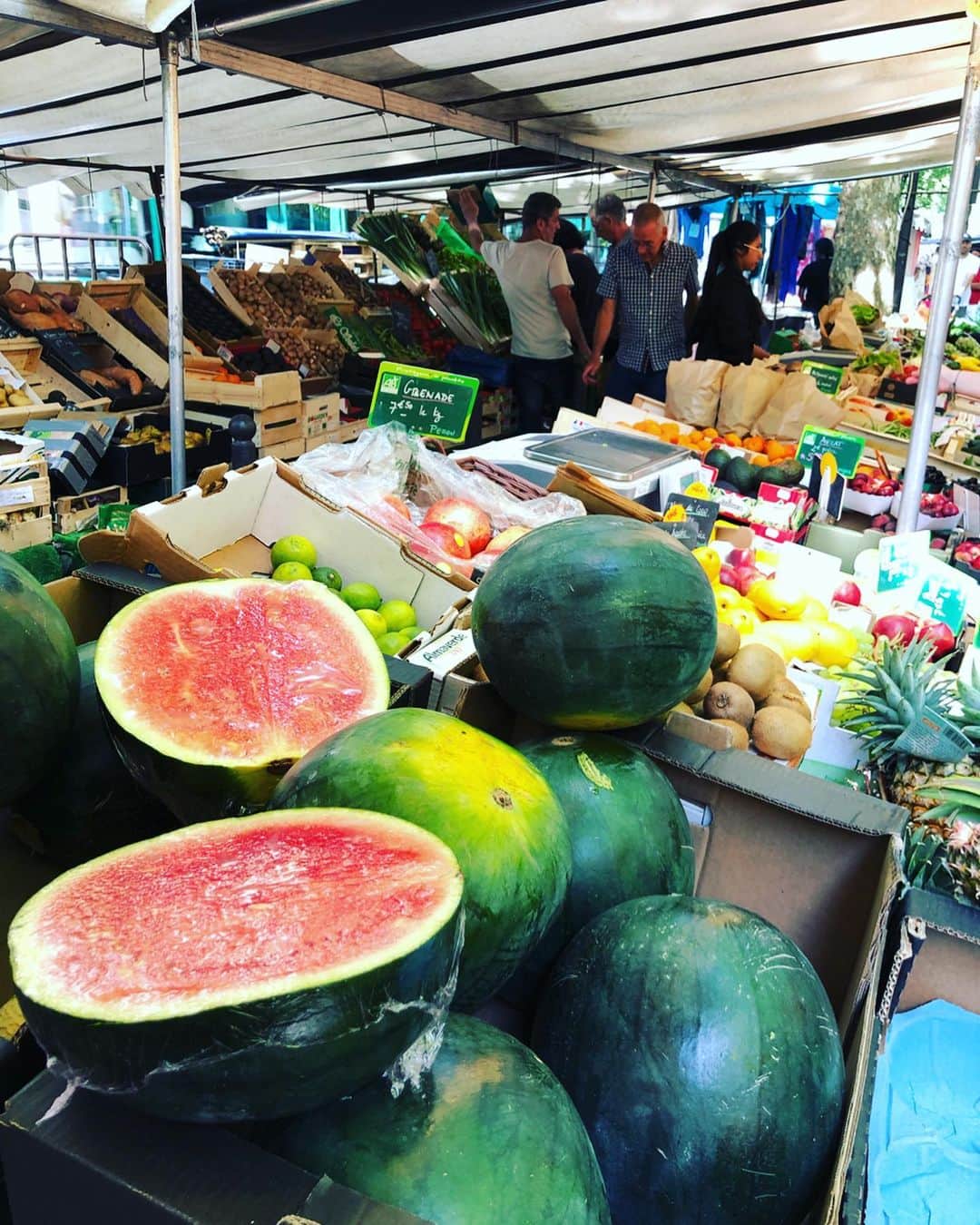大手小町さんのインスタグラム写真 - (大手小町Instagram)「大手小町サポーターのizumiです。オートクチュールコレクションの取材でパリに来ました。パリ市内にはあちこちにマルシェがあります。取材の途中、ラスパイユ大通りの有名なビオのマルシェを通りました。新鮮で美味しそうな野菜や果物がいっぱい。今の季節、アプリコットが美味です。 #otekomachi #大手小町 #パリ旅行 #マルシェ #paris #女子旅 #ひとり旅女子 #izumi」7月1日 5時03分 - otekomachi