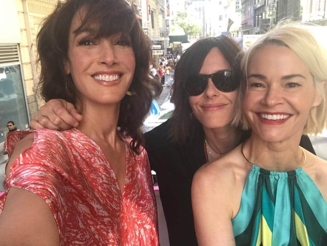 ジェニファー・ビールスさんのインスタグラム写真 - (ジェニファー・ビールスInstagram)「On #thelword Float about to hit the #NYCPride parade! Happy #pride everyone! #LoveIsLove」7月1日 5時06分 - thejenniferbeals