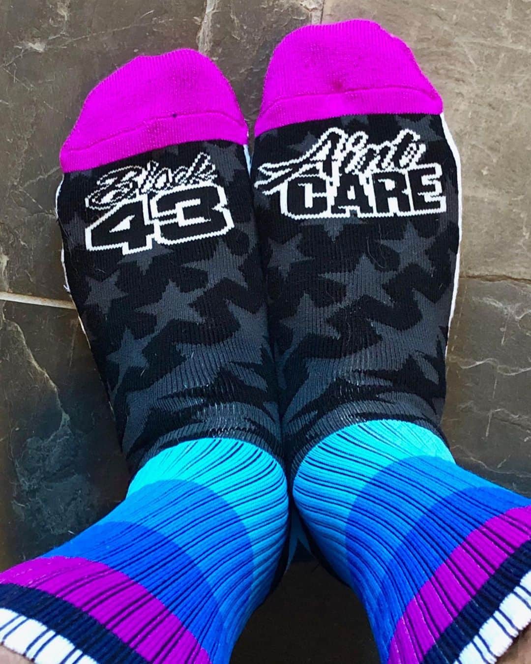 ケン・ブロックさんのインスタグラム写真 - (ケン・ブロックInstagram)「New socks and sticker alert from @TheHoonigans! Both featuring my 2019 race livery designed by @TroyLeeDesigns. I like. #bestsocksinthegame #rightfootistheaintcarefootalways」7月1日 5時11分 - kblock43