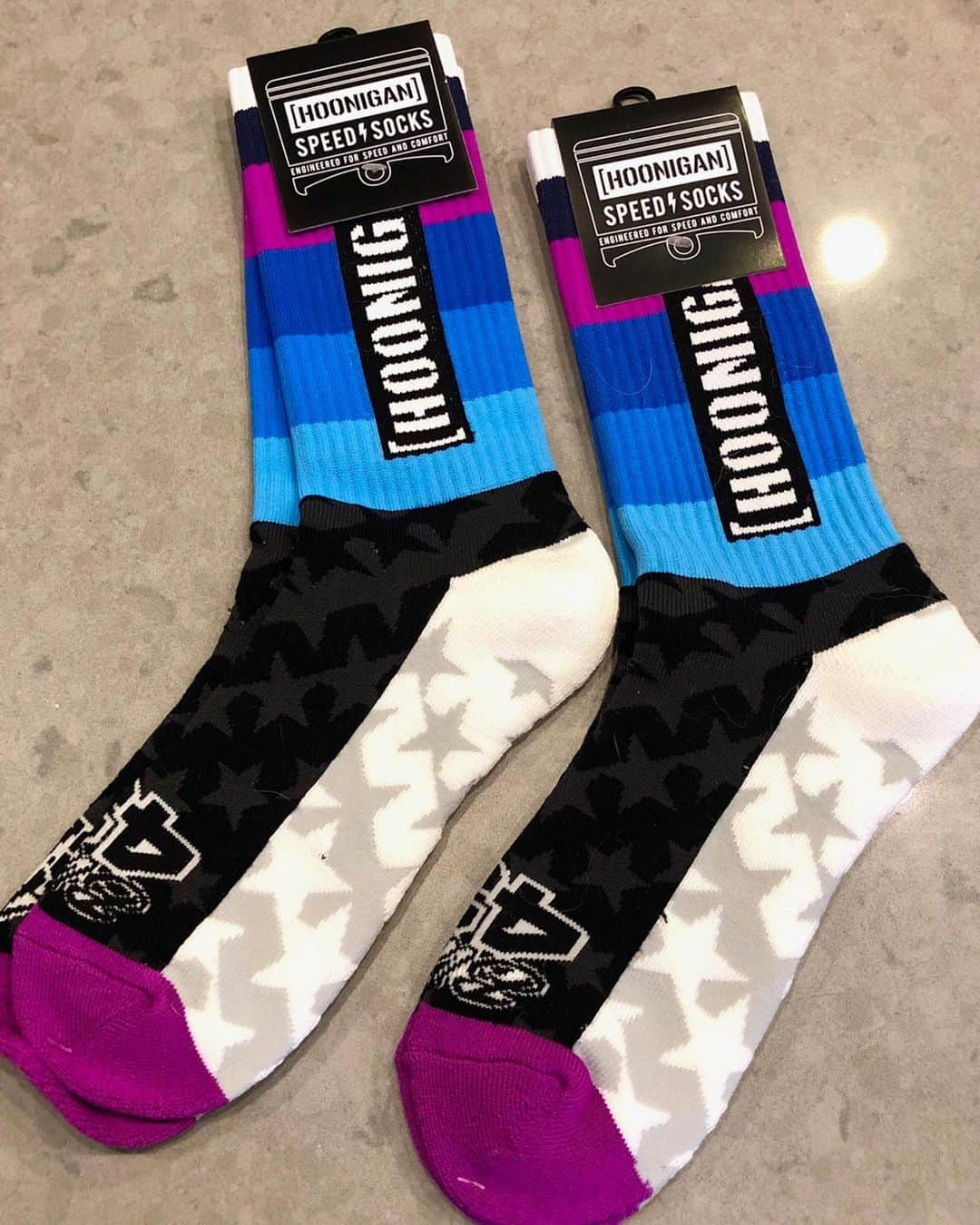 ケン・ブロックさんのインスタグラム写真 - (ケン・ブロックInstagram)「New socks and sticker alert from @TheHoonigans! Both featuring my 2019 race livery designed by @TroyLeeDesigns. I like. #bestsocksinthegame #rightfootistheaintcarefootalways」7月1日 5時11分 - kblock43