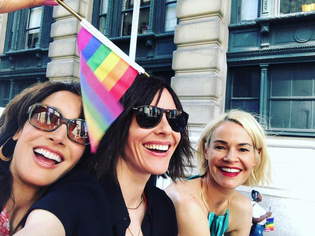 ジェニファー・ビールスさんのインスタグラム写真 - (ジェニファー・ビールスInstagram)「Holllaaaa!! Here we go y’all! We love you! #LoveIsLove #NYCPride #thelword」7月1日 5時16分 - thejenniferbeals