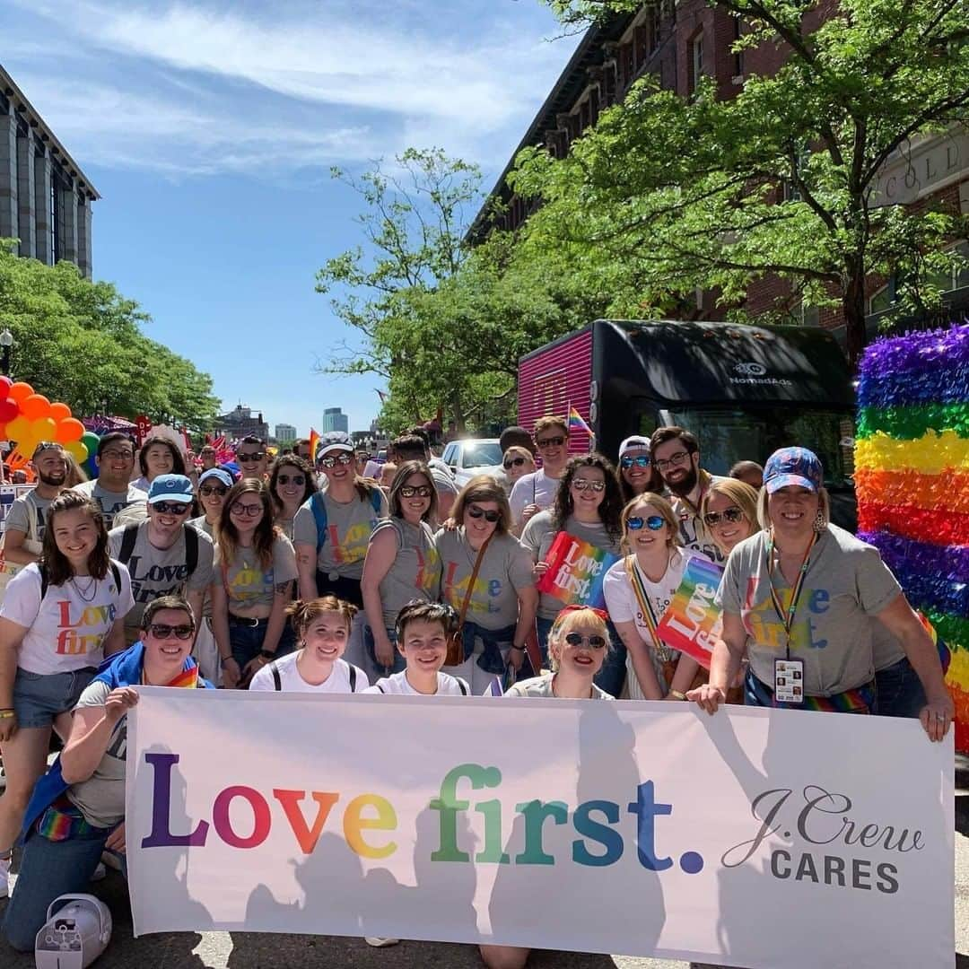 ジェイクルーさんのインスタグラム写真 - (ジェイクルーInstagram)「Proud moment: our stores team putting #lovefirst at the Boston Pride Parade on June 8th. ❤️🧡💛💚💙💜」7月1日 5時30分 - jcrew