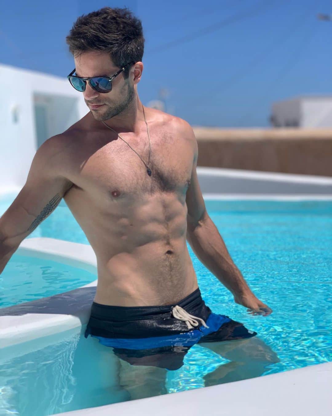 ブラント・ドーハティのインスタグラム：「This is an automated response: Thank you for your message but I am on my honeymoon and will not be answering emails ever again. We live in Santorini now. @visitsantorini #infinitycollectionfira」