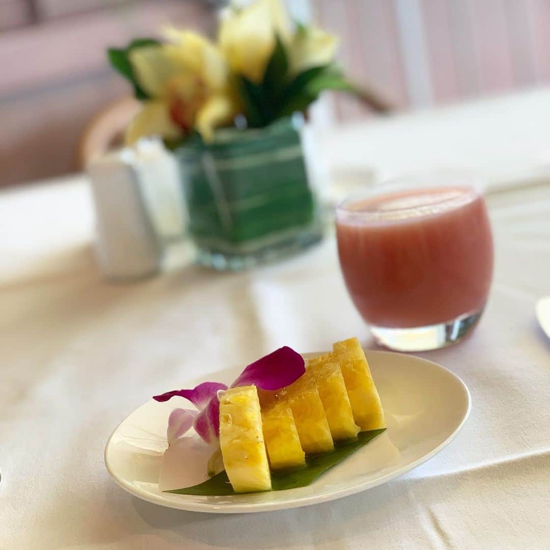 吉田美紀さんのインスタグラム写真 - (吉田美紀Instagram)「・ ・ 母娘3代で過ごすハワイでの週末🌴 HalekulaniのOrchidsでのんびり朝食を🍴 ・ みんなそれぞれよく喋る！ ずーっと喋ってる😅 ・ #orchids #halekulani #breakfast #hawaii #honolulu #diamondhead #オーキッズ #ハレクラニ #朝食 #週末 #ダイヤモンドヘッド」7月1日 5時32分 - miki__yoshida