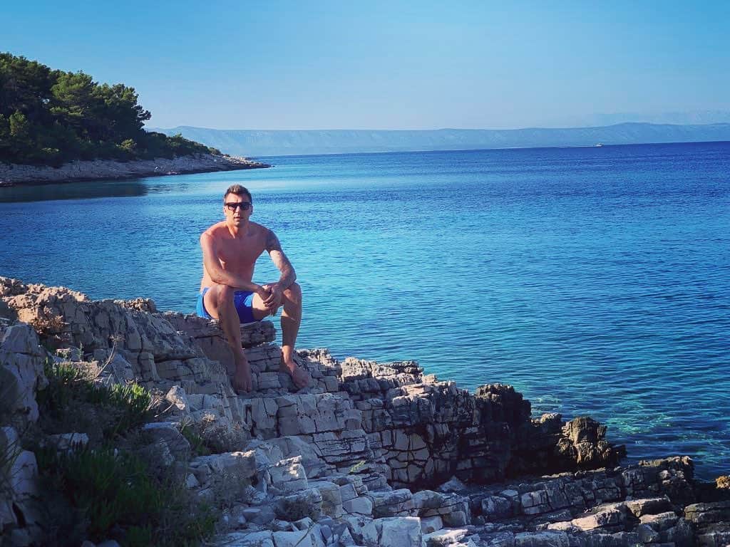 マリオ・マンジュキッチのインスタグラム：「Sometimes it’s amazing to be in front of 50.000 fans... And sometimes it’s just as great to find a quiet and a beautiful place such as this 🇭🇷❤🏖 #croatia #fulloflife #mm17🌪」