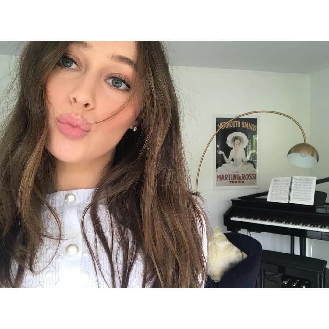 アリシア・デブナム・キャリーのインスタグラム：「Bon Voyage. I’m officially on vacation. 👋🏼🥰」