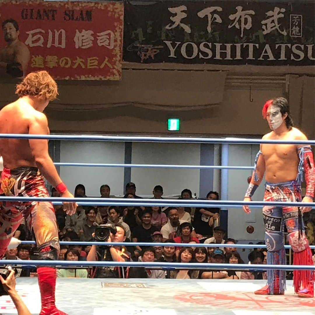 植田朝日さんのインスタグラム写真 - (植田朝日Instagram)「🔵🔴﻿ 全日本プロレス 三冠ヘビーにヨシタツが挑戦すると言う事で応援に行って来たぜ！w﻿ ﻿ ヨシタツはWWEに行く前からの付き合いで、ブラジルW杯前のアメリカ合宿の時は一緒にクルマを走らせ代表を応援に行った仲なんだよね⁉️笑﻿ ﻿ 試合は負けちゃったけど、熱い試合っした‼️﻿ ﻿ そして、勝った宮原健斗も最高‼️﻿ ﻿ #全日本プロレス #ヨシタツ #宮原健斗」7月1日 5時45分 - asahiman