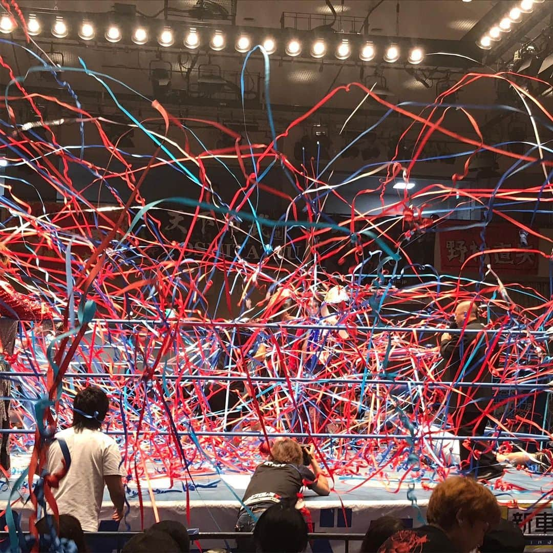 植田朝日さんのインスタグラム写真 - (植田朝日Instagram)「🔵🔴﻿ 全日本プロレス 三冠ヘビーにヨシタツが挑戦すると言う事で応援に行って来たぜ！w﻿ ﻿ ヨシタツはWWEに行く前からの付き合いで、ブラジルW杯前のアメリカ合宿の時は一緒にクルマを走らせ代表を応援に行った仲なんだよね⁉️笑﻿ ﻿ 試合は負けちゃったけど、熱い試合っした‼️﻿ ﻿ そして、勝った宮原健斗も最高‼️﻿ ﻿ #全日本プロレス #ヨシタツ #宮原健斗」7月1日 5時45分 - asahiman