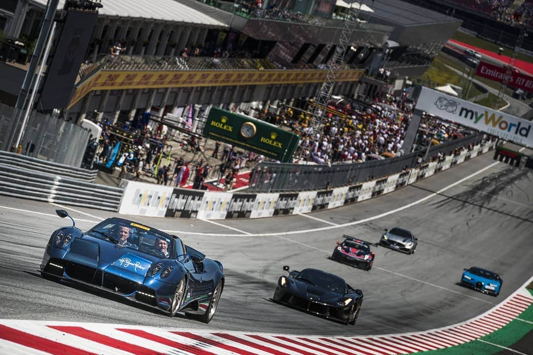 パガーニ・アウトモビリのインスタグラム：「Leading a parade of world-class legends and opening the #austriangp is something beyond imagination! What an unforgettable day. #pagani #huayra #huayraroadster #formula1 #f1 @redbull」