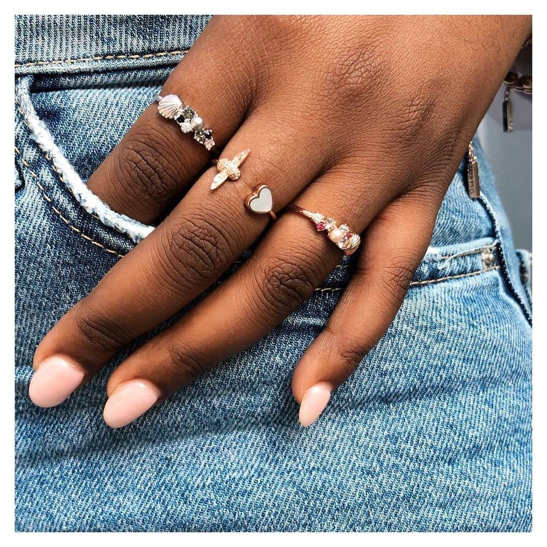 Olivia Burtonさんのインスタグラム写真 - (Olivia BurtonInstagram)「Let your hands do all the talking 💫 Our delicate rings are perfect for stacking! 🌊💖🐝✨ #MyOliviaBurton #UnderTheSea #LoveBug」7月1日 5時58分 - oliviaburtonlondon