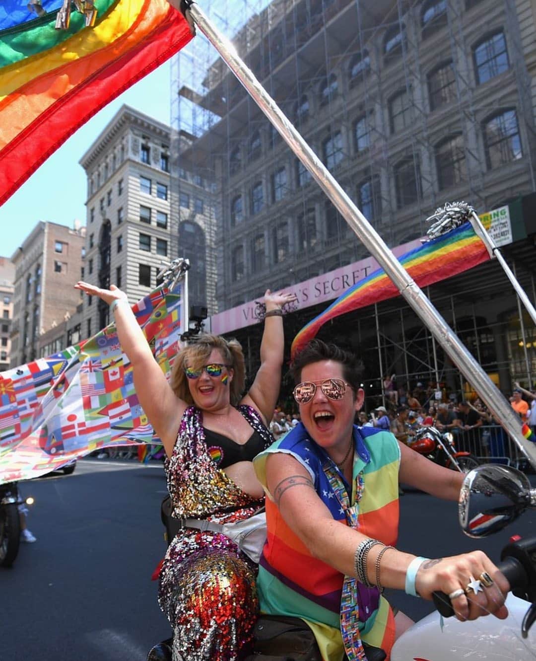 Huffington Postさんのインスタグラム写真 - (Huffington PostInstagram)「Happy #worldpride! 🌈✨ Today, the LGBTQIA+ community and allies congregated and celebrated in New York City for the city's 50th Pride March. This year is also the 50th Anniversary of the 1969 Stonewall Uprising. 🏳️‍🌈⁠⠀ ⁠⠀ The parade was led by Grand Marshals from the cast of "Pose," Gay Liberation Front, transgender activist Monica Helms, co-founder of UK Black Pride Phyll Opoku-Gyimah, and the Trevor Project. 👏⁠⠀ ⁠⠀ #NYCPrideMarch #PrideNYC #ProudOutLoud #Pride #Stonewall50 // 📷: @gettyimages」7月1日 5時59分 - huffpost
