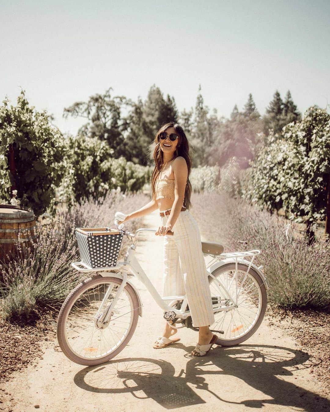 W E Y L I Eのインスタグラム：「Get in sister, we’re gonna go biking 🚲 I also just noticed my hair is almost touching my butt now 🙀 I’ve waited 2 years for this day! Added fullness from my extensions done by @daniellekwhite @dkwstylingsalon」
