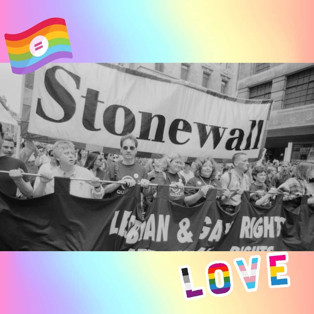 メイム・ビアリクさんのインスタグラム写真 - (メイム・ビアリクInstagram)「It may be the last day of #PrideMonth, but the LGBTQ+ community is still fighting 365/year for equality. It began long before the Stonewall riots, and continues 50 years later. I hope everyone enjoyed their well-deserved celebration of #pride this month, and had fun and stayed safe! 🏳️‍🌈🌈」7月1日 6時09分 - missmayim