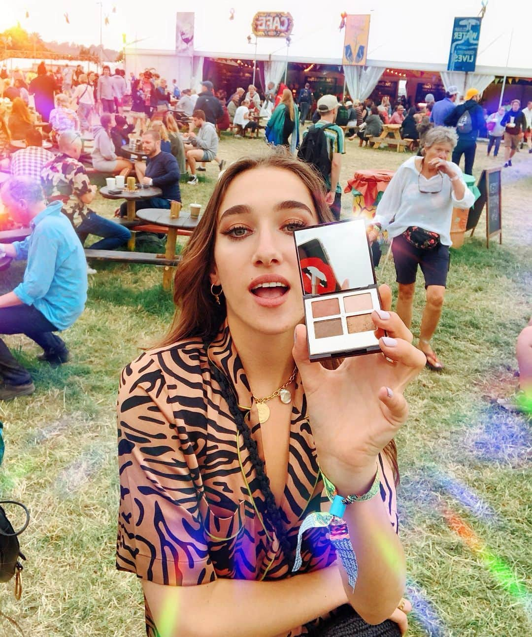 シャーロット・ティルベリーさんのインスタグラム写真 - (シャーロット・ティルベリーInstagram)「Wearing the #BellaSofia Look @glastofest! Follow our stories for all our #Glastobury2019 MAKEUP MAGIC, SKINCARE SECRETS & MUSIC... 💞💫🌟💋... 💞💫🌟💋! Bella xx @bellabroekmantilbury . #FestivalMakeup  #CharlotteTilbury #LipstickConfidence #Glastonbury」7月1日 6時15分 - charlottetilbury