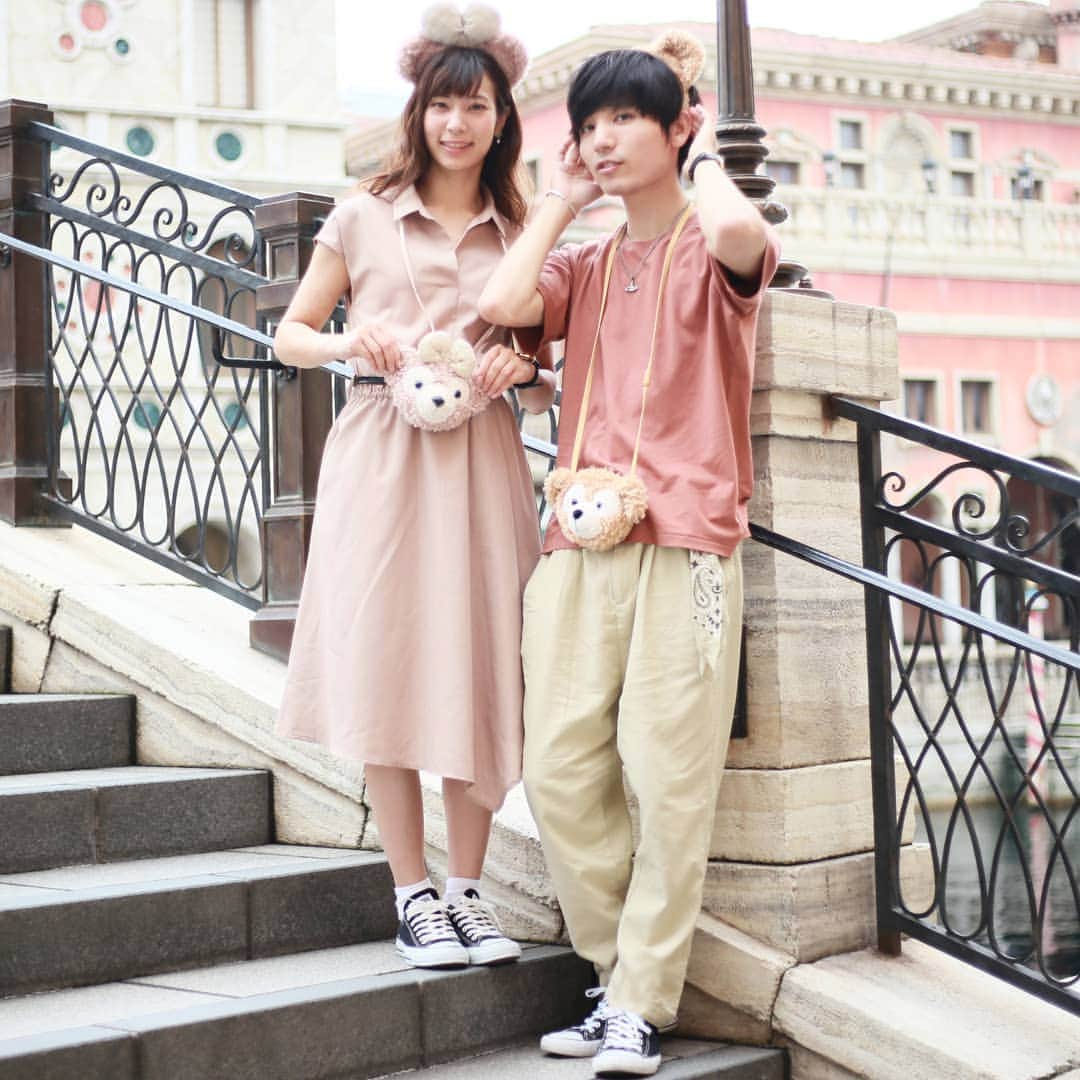 ひっちさんのインスタグラム写真 - (ひっちInstagram)「Instagram→@hicchiwear﻿ ﻿ ひっち@ゆるコーデ🎩👕👖✨﻿ ﻿ ディズニーコーデは、やっぱりベージュのワントーンコーデが一番間違いないやつ！﻿ ﻿ めちゃくちゃ全アイテムお気に入りでおすすめ！﻿ ﻿ 特にzipfiveさんのワイドパンツがめちゃくちゃお気に入り😍→ワイドパンツあまり履かないなーって人もチャレンジしやすいサイズ感、シルエットです🙆🏻👌✨﻿ ワイドパンツ初心者のひっちも大満足のクオリティで同じアイテムのブラックも買いました!!﻿ ﻿ ひっち﻿﻿(@hicchiwear )&かりーぬ(@karinusan )﻿﻿ ﻿﻿﻿﻿﻿﻿﻿﻿﻿ ----コーデまとめ----- ﻿﻿﻿﻿﻿﻿﻿﻿﻿ ﻿﻿ ﻿﻿﻿﻿﻿﻿﻿ Tops：#UNIQLO ﻿﻿﻿ パンツ ： #zipfive ﻿﻿﻿﻿ シューズ ：#コンバース ﻿ ﻿﻿﻿﻿﻿﻿﻿﻿﻿﻿﻿ Watch：#KLASSE14 ﻿﻿﻿﻿﻿﻿﻿﻿﻿ accessory：#Disney﻿ -----------------------﻿﻿﻿﻿﻿﻿﻿﻿﻿﻿﻿﻿﻿ ﻿﻿﻿﻿﻿﻿﻿﻿﻿﻿﻿﻿ ﻿・﻿﻿﻿﻿﻿﻿﻿﻿﻿﻿﻿﻿﻿﻿﻿﻿﻿﻿﻿﻿﻿﻿﻿﻿﻿ ・﻿﻿﻿﻿﻿﻿ ・﻿﻿﻿﻿﻿﻿﻿﻿﻿﻿﻿﻿﻿﻿﻿﻿﻿﻿ #お洒落さんと繋がりたい #お洒落好きな人と繋がりたい #古着コーデ #古着好きな人と繋がりたい  #いいね返し #古着男子  #キレイめカジュアル﻿ #いいね100 #いいね返しは絶対﻿ #WEARコーデ ﻿﻿ #カップルさんと繋がりたい  #仲良しカップル  #シミラールック  #カップルフォト倶楽部  #ペアルック #カップルコーデ #いいね返し #シミラールック  #インスタばえ #ディズニーコーデ #カップルコーデ #ペアルック #恋愛jp #デートコーデ  #カップルフォト倶楽部 #カップルフォトbyイヴイヴ﻿ #ディズニーシー #ゆるコーデ  #ダッフィコーデ」7月1日 6時17分 - hicchiwear