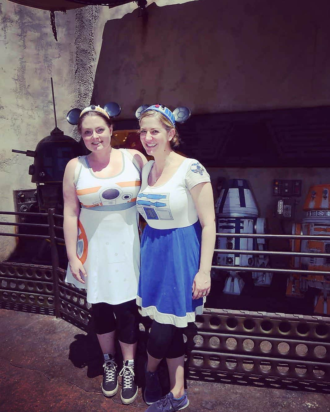 ローレン・アッシュさんのインスタグラム写真 - (ローレン・アッシュInstagram)「These ARE the droids you’re looking for. FINALLY got to #GalaxysEdge at @disneyland with @leslieseiler and we are having a magical time! Watch my stories for more!」7月1日 6時19分 - laurenelizabethash