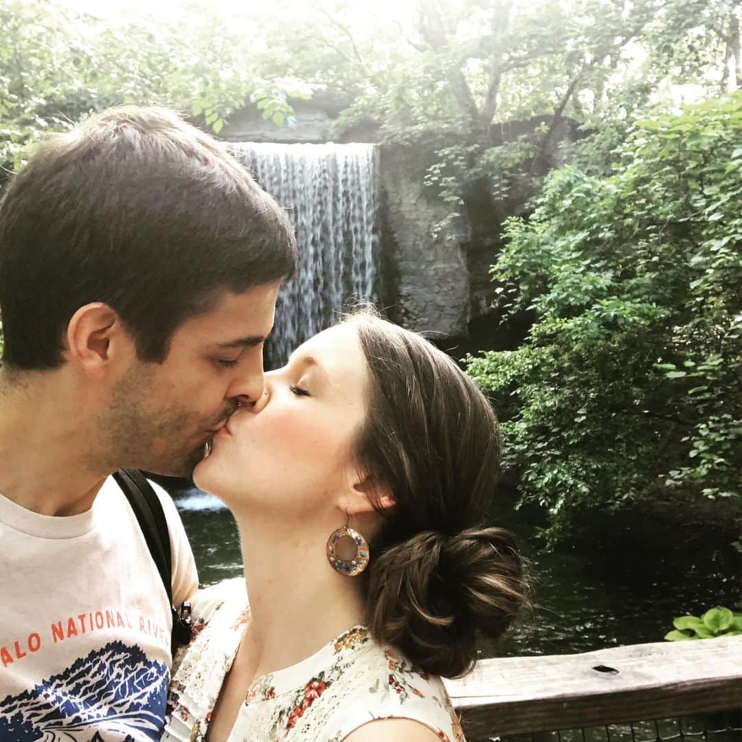 デリック・ディラードのインスタグラム：「Can’t believe it’s already been 5 years of blissful marriage with this beautiful woman!  I love you more everyday @jillmdillard 🤗😘❤️ Here are some pics from our recent celebration in Brandon, MO」