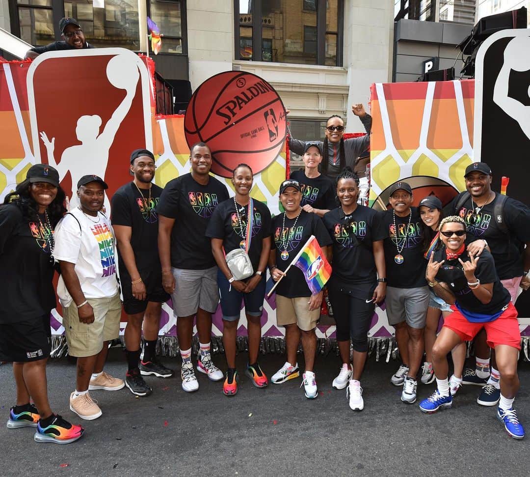 NBAさんのインスタグラム写真 - (NBAInstagram)「The NBA, @wnba, @nbagleague & @NBA2KLeague family show their support at the #NYCPride March! #NBAPride #WNBAPride #Pride」7月1日 6時26分 - nba