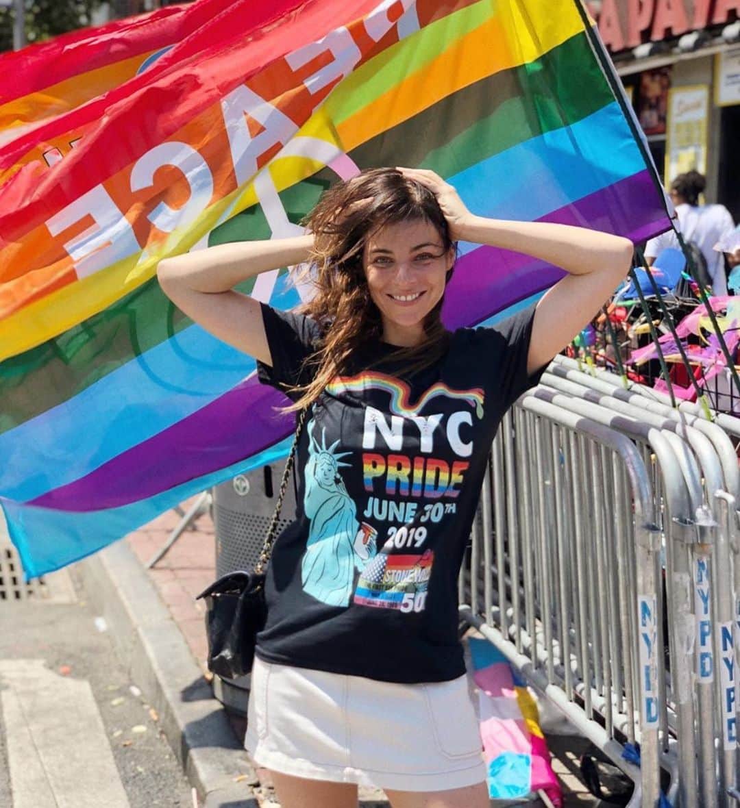 カリーヌ・ロワトフェルドのインスタグラム：「Love is Love❤️#nypride2019 🌈🌈🌈@juliarestoinroitfeld」
