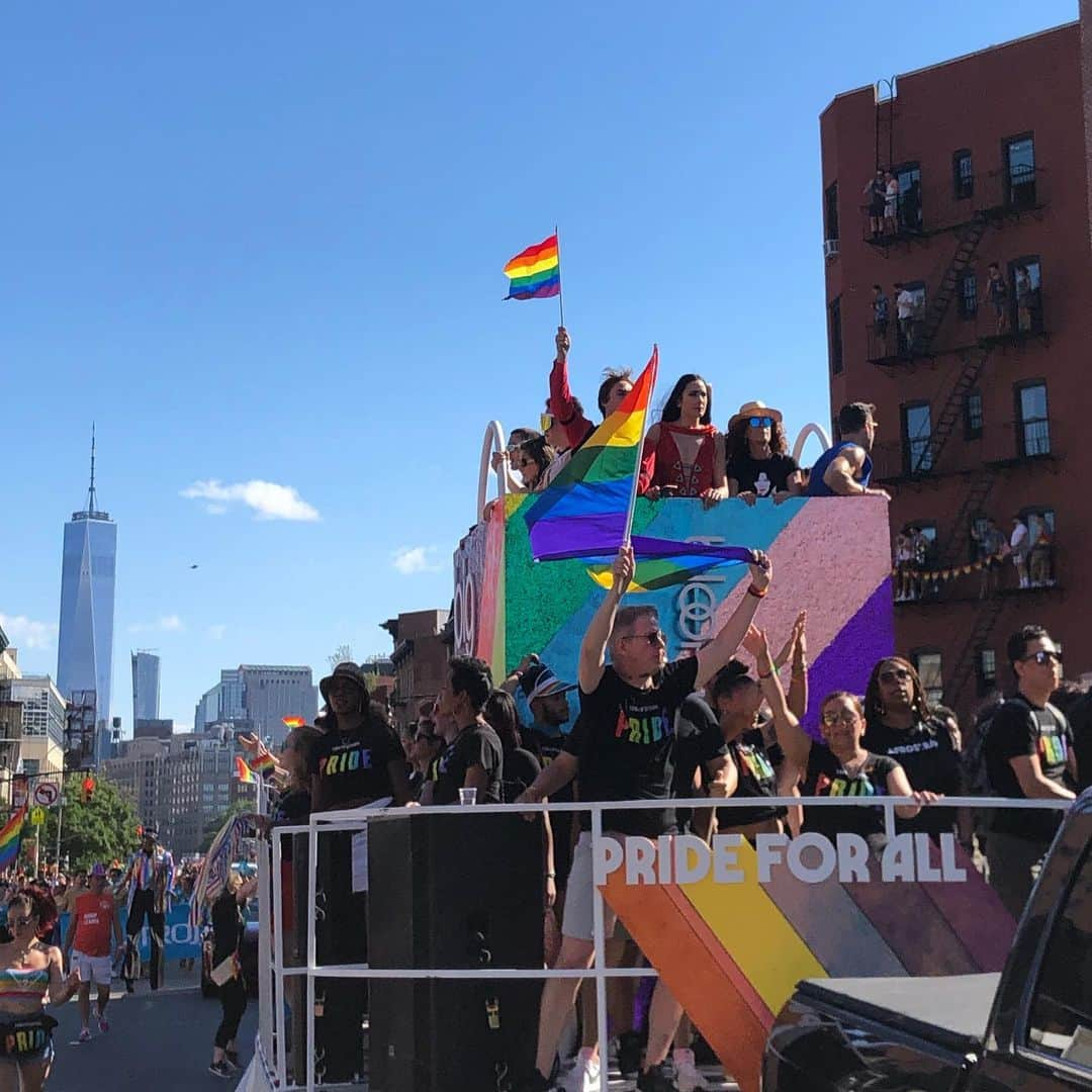 Bloomingdale'sさんのインスタグラム写真 - (Bloomingdale'sInstagram)「We out here celebrating #Pride! 🌈 Say hi if you see our float 👋 . . . . . . . #NYCPride #WorldPride #Stonewall50 #LoveWins #LoveIsLove #Bloomingdales」7月1日 6時29分 - bloomingdales