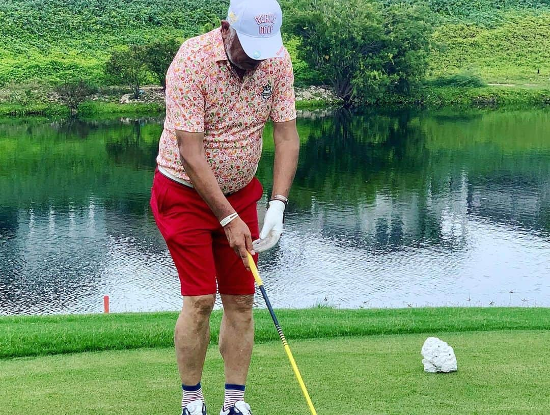 黒田アーサーさんのインスタグラム写真 - (黒田アーサーInstagram)「ホノルルで1番新しいゴルフコース⛳️ホアカレイCC！ここは本当に綺麗で難しいコースです😊でも何回でもプレイしたくなるんですよねー😉👍この日はベストハーフ38！嬉しい！😂そしてなんと偶然にも、河原会長ご夫妻が後ろの組みでラウンド！河原会長は名古屋の和合で元クラチャン🏆❗️奥様の和子さんもとてもお上手なんです❣️最後の3ホールだけど一緒にプレイ出来ました💕😊#golf #hawaii #honolulu #hoakaleicountryclub #ping #g410 #i500 #pinggolfwear #iomicsunglas #forsalinkgolfglove #bandel #ピンゴルフジャパン #pumagolfshoes #kurodaarthur #相馬社長##河原会長ご夫妻#黒田アーサー  #배우 #쿠로다아사#일본배우#골프 #핑골프」7月1日 6時40分 - kuroda_arthur