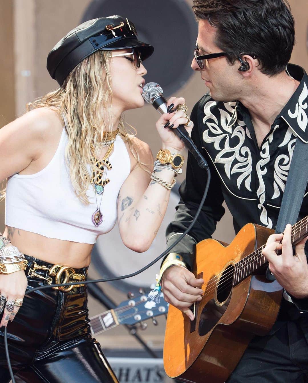 Just Jaredさんのインスタグラム写真 - (Just JaredInstagram)「@mileycyrus performs with her dad @billyraycyrus during a surprise performance of “Old Town Road” with @lilnasx at @glastofest!  #MileyCyrus #BillyRayCyrus #LilNasX #MarkRonson #AshleyO #GlastonburyFestival Photos: Getty」7月1日 6時38分 - justjared