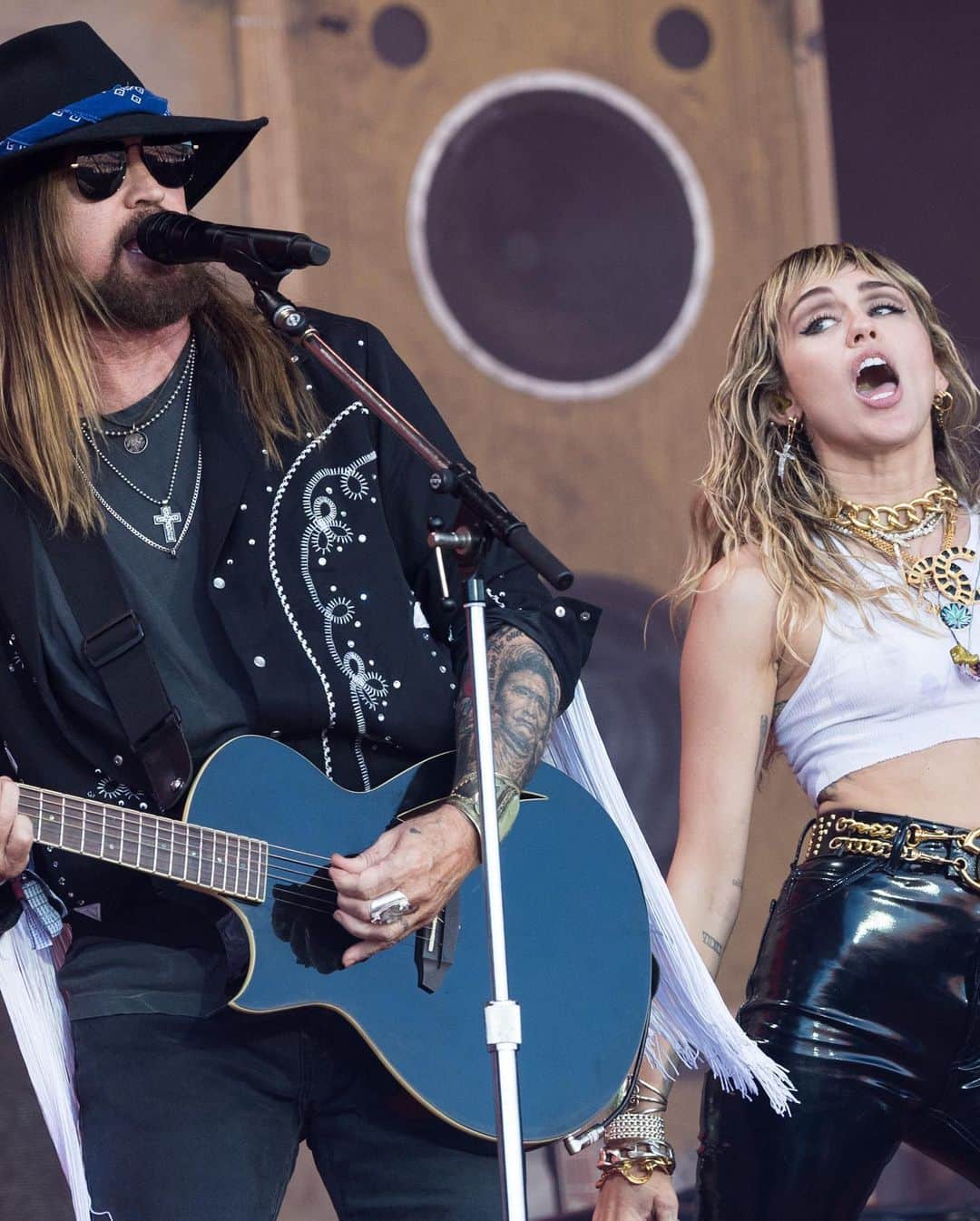 Just Jaredさんのインスタグラム写真 - (Just JaredInstagram)「@mileycyrus performs with her dad @billyraycyrus during a surprise performance of “Old Town Road” with @lilnasx at @glastofest!  #MileyCyrus #BillyRayCyrus #LilNasX #MarkRonson #AshleyO #GlastonburyFestival Photos: Getty」7月1日 6時38分 - justjared