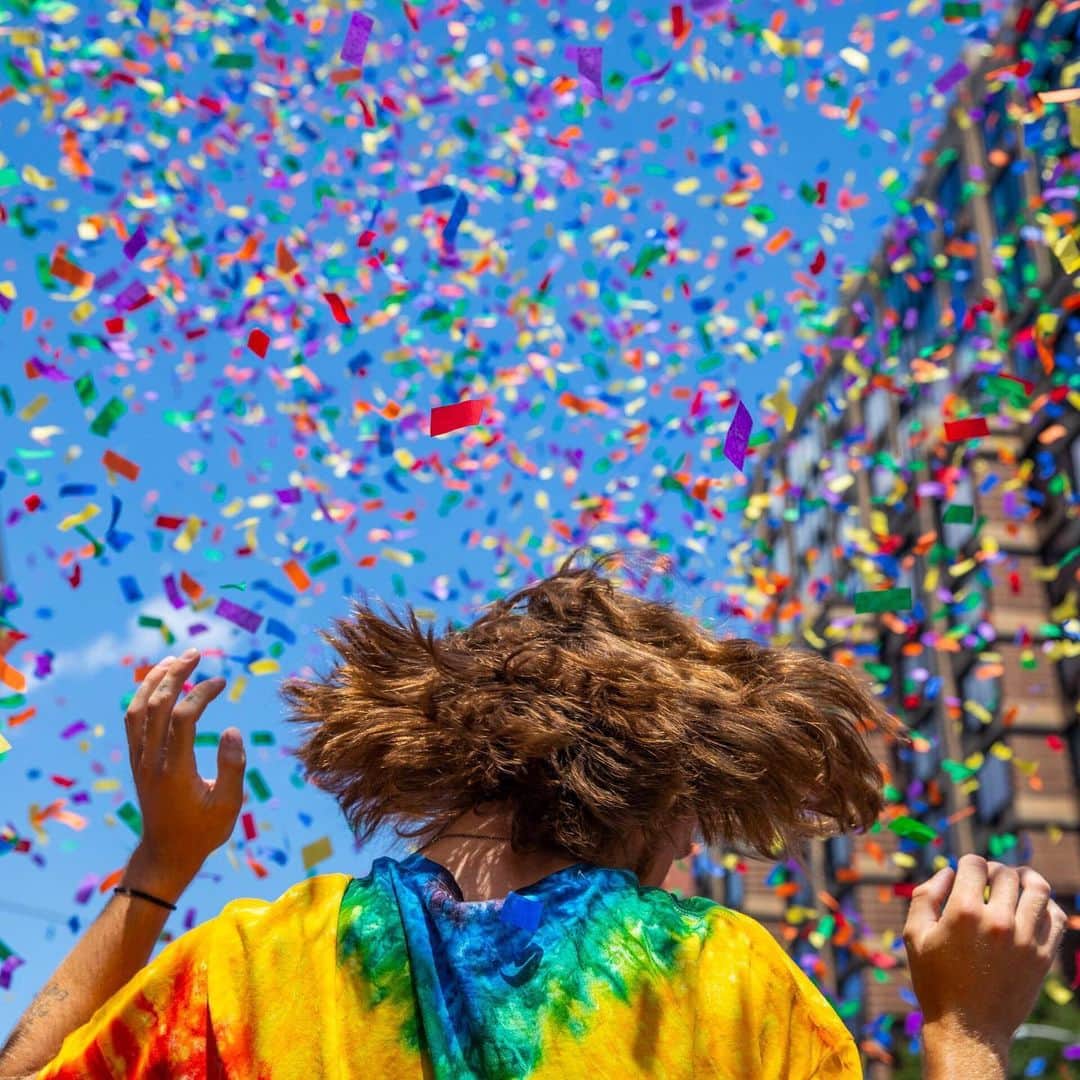 ニューヨーク・タイムズさんのインスタグラム写真 - (ニューヨーク・タイムズInstagram)「With jubilant paradegoers waving rainbow flags, the annual Pride March closes out the monthlong celebrations in New York City. WorldPride came to New York to commemorate the 50th anniversary of the Stonewall uprising, considered a turning point in the fight for gay rights. This year’s NYC Pride March is the largest, with a longer 2.5 mile route, twice the marchers and dozens more floats than last year. @heislerphoto @callakessler @bnewmanphoto shot these photos. Click the link in our bio for more on the march and to see the rest of our Pride coverage.」7月1日 6時39分 - nytimes