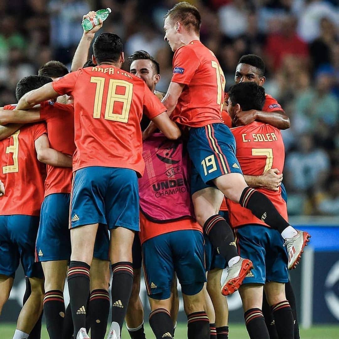 ヘスス・フェルナンデス・サエスのインスタグラム：「Enhorabuena chavales @sefutbol . Sois muy buenos... siempre dejando huella 👣 🇪🇸. ⠀⠀⠀⠀⠀⠀⠀⠀⠀ Disfrutad 🎉」