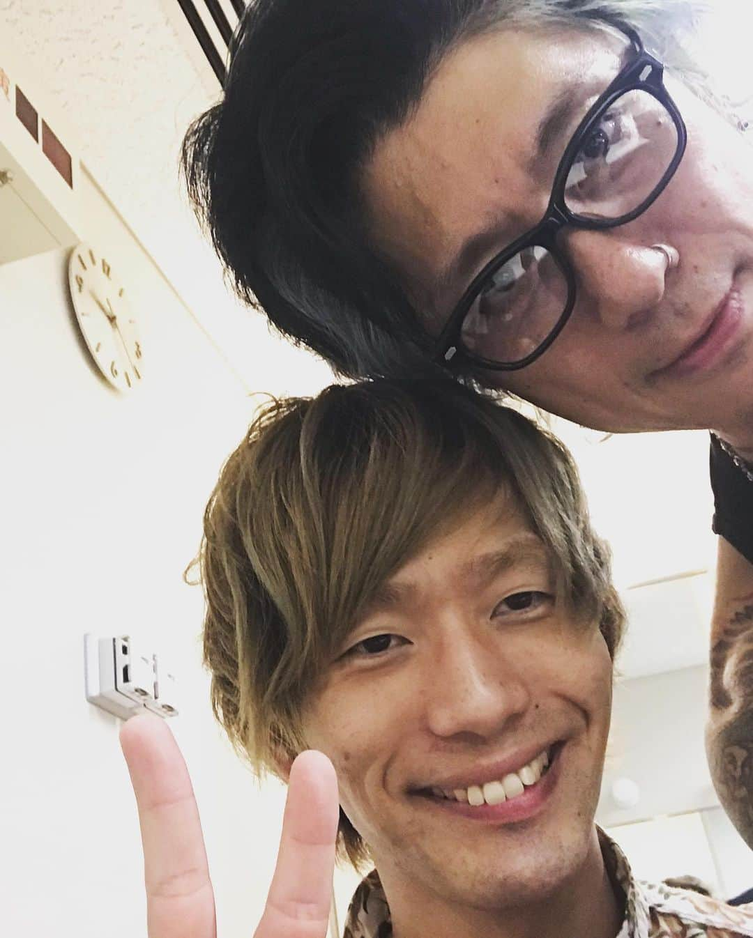 Ju-kenさんのインスタグラム写真 - (Ju-kenInstagram)「大黒組、名古屋にて、素晴らしいショーの後は、切ない別れも。。。 音楽の世界は年齢など、関係ない 歳下だろうが素晴らしいミュージシャンには教わる事がいっぱい♫  少しの間でしたが、リズム隊を組めた天才ドラマー #りくくん 、そして舞台に華を添えたサックスの #ひろむくん 、楽しい時間をありがとう♫  #musicmuscletour2019 #大黒摩季 #平陸 #高橋弥歩 #warwick #justindavis #drmartens #しむけんマイナー」7月1日 6時47分 - jkn627