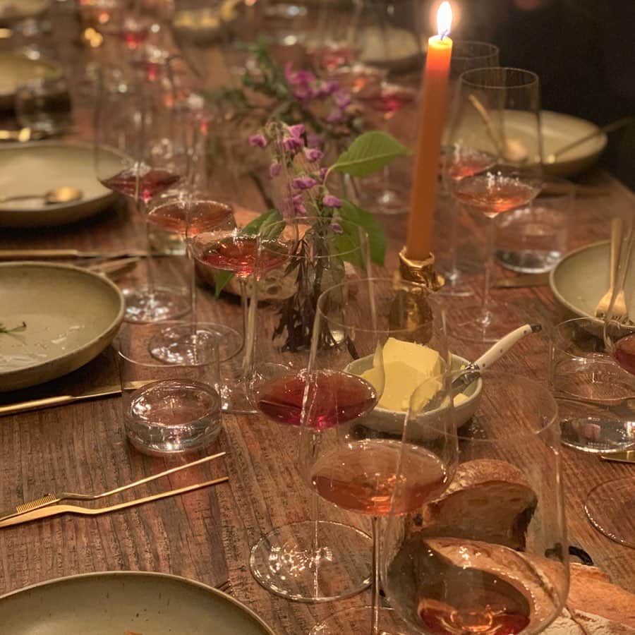 クレア・コフィーのインスタグラム：「most gorgeous/delicious table that e’er there was. Thanks for the magic, @antica_terra 🧡」