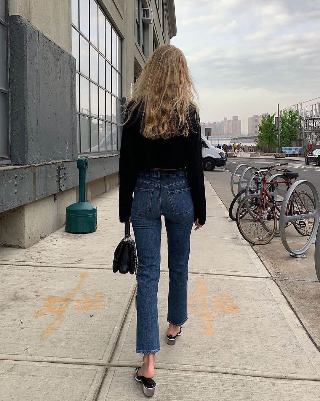 Jブランドさんのインスタグラム写真 - (JブランドInstagram)「Hate to see you go, but love to watch you walk away in the #sustainable Jules ♻️🌎 #inmyjbrand #eco #denim」7月1日 7時06分 - jbrandjeans